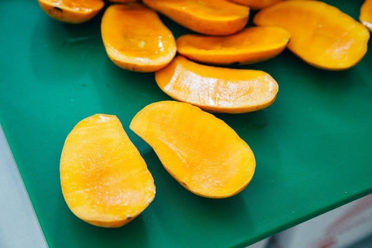 sliced mango